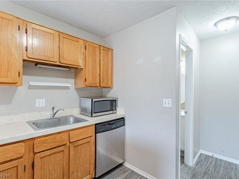1440 Cedarwood Drive , Unit B, Westlake, OH 44115 Photo 10