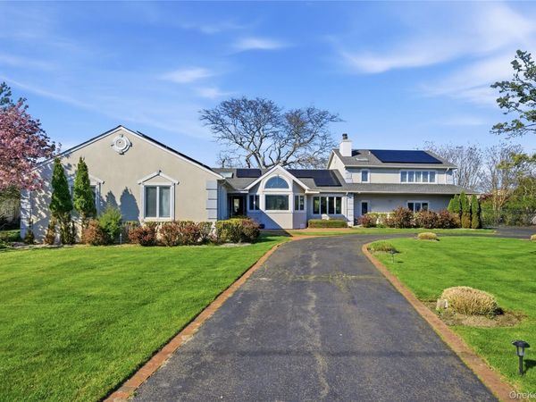 31 The Moor, East Islip, NY 11730