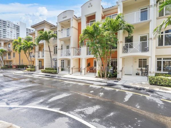 2704 NE 184th Ter , Aventura, FL 33160
