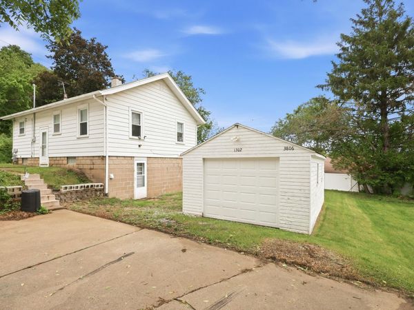 1302 38th Avenue , Moline, IL 51265