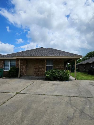 227-229 E Craven Avenue, Lacy Lakeview, TX 76705 Main Photo