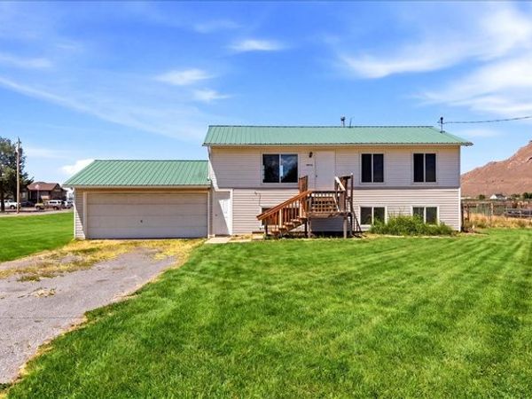 1613 E SUNSET S, Lake Point, UT 84074