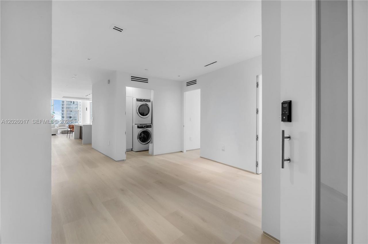 851 NE 1st Ave, Unit 4201, Miami, FL 33132 Photo