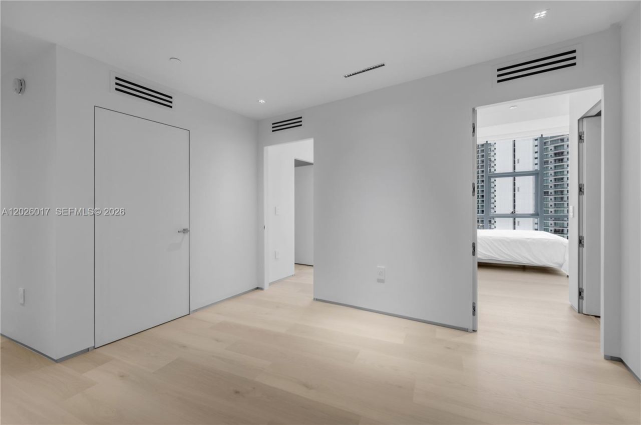 851 NE 1st Ave, Unit 4201, Miami, FL 33132 Photo