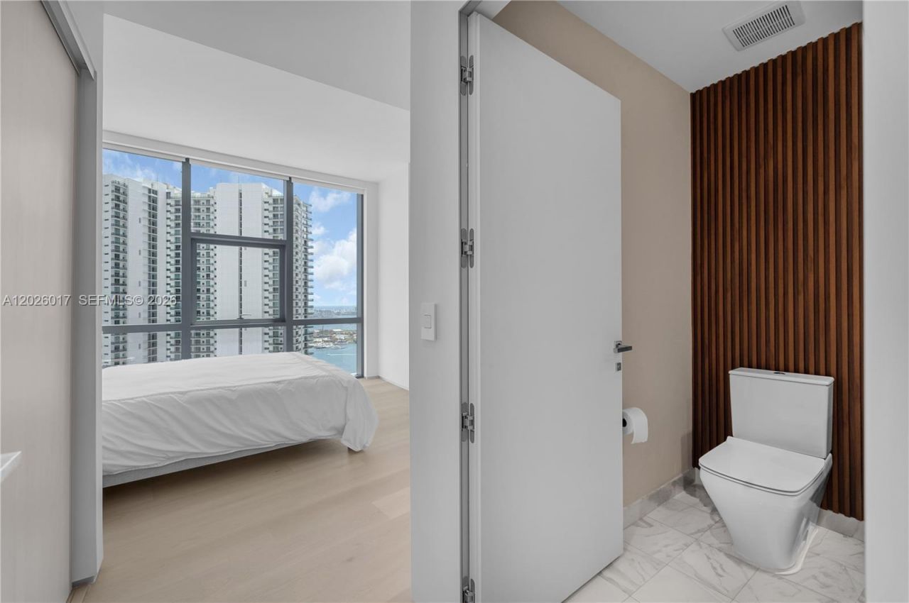 851 NE 1st Ave, Unit 4201, Miami, FL 33132 Photo