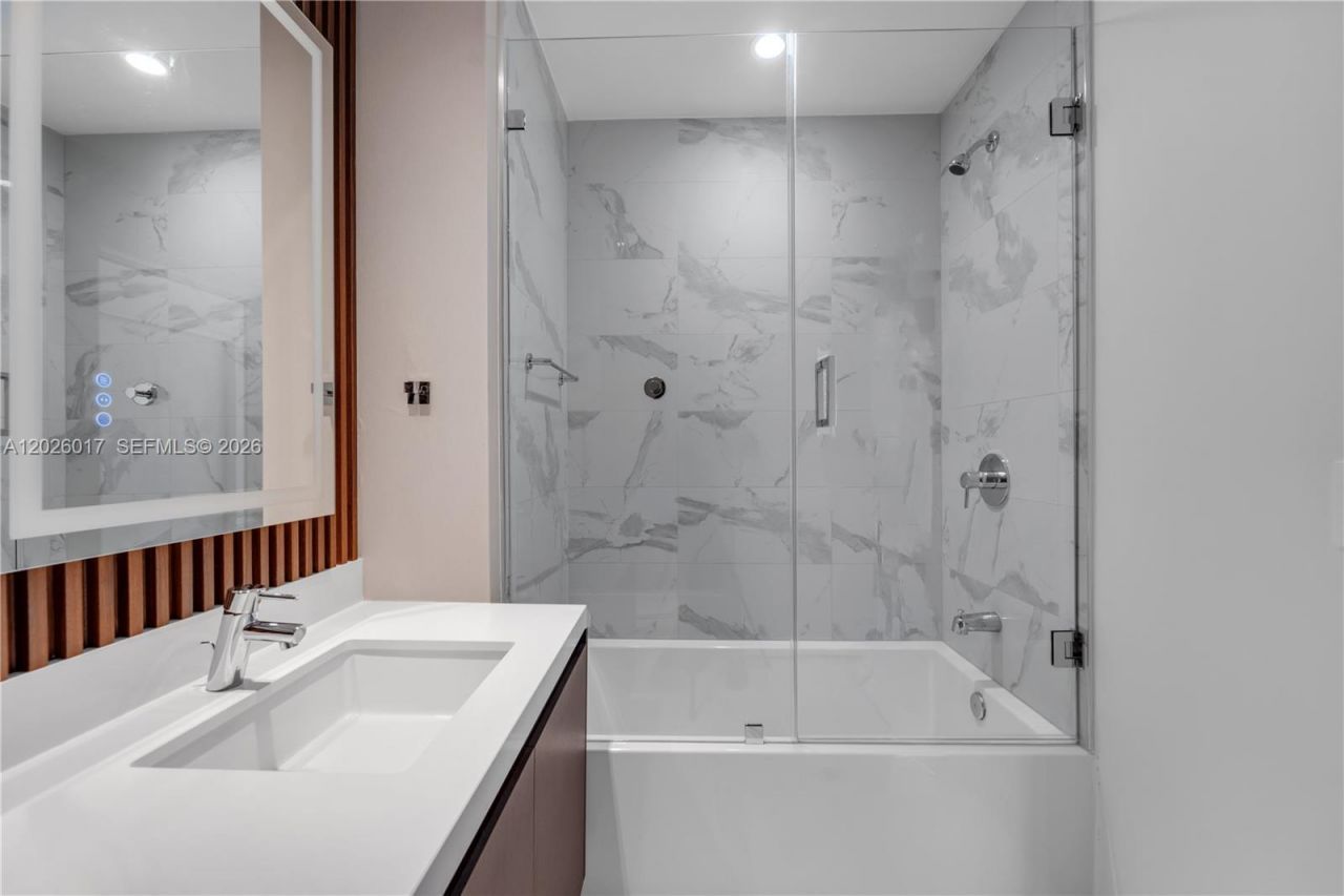 851 NE 1st Ave, Unit 4201, Miami, FL 33132 Photo