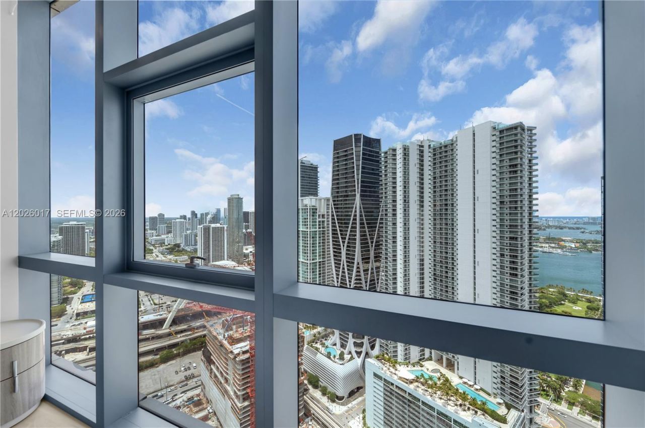 851 NE 1st Ave, Unit 4201, Miami, FL 33132 Photo