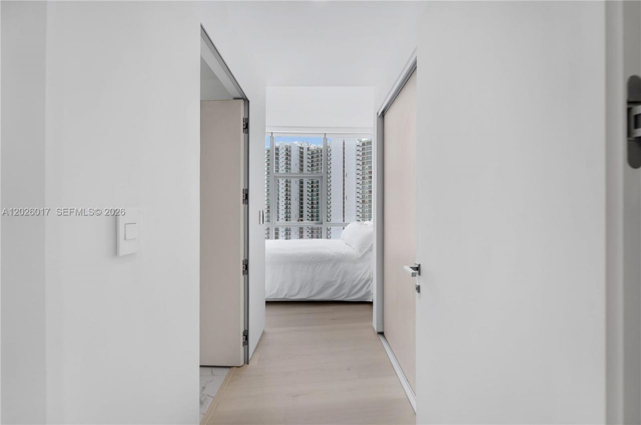 851 NE 1st Ave, Unit 4201, Miami, FL 33132 Photo