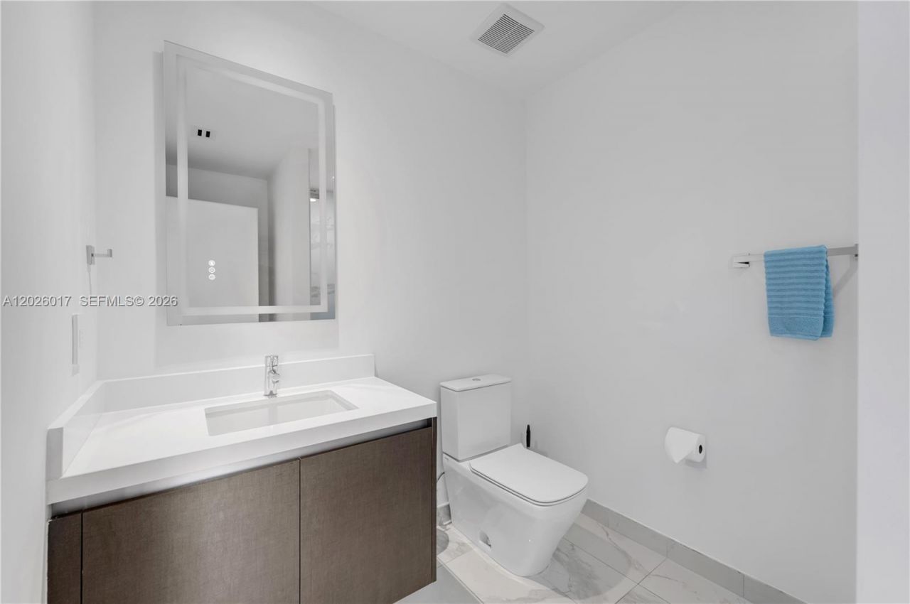 851 NE 1st Ave, Unit 4201, Miami, FL 33132 Photo
