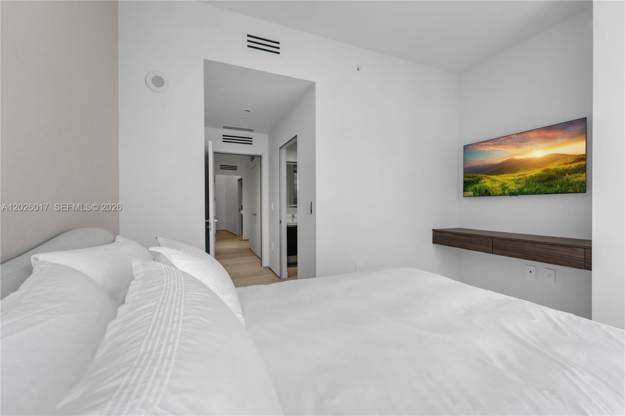 851 NE 1st Ave, Unit 4201, Miami, FL 33132 Photo