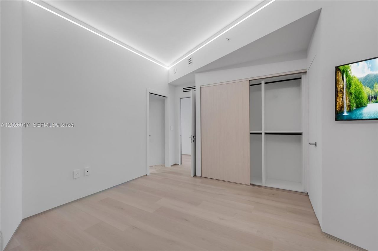 851 NE 1st Ave, Unit 4201, Miami, FL 33132 Photo