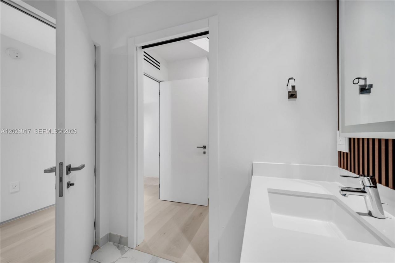 851 NE 1st Ave, Unit 4201, Miami, FL 33132 Photo