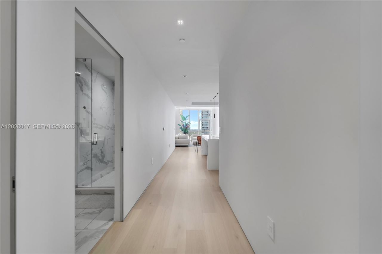 851 NE 1st Ave, Unit 4201, Miami, FL 33132 Photo
