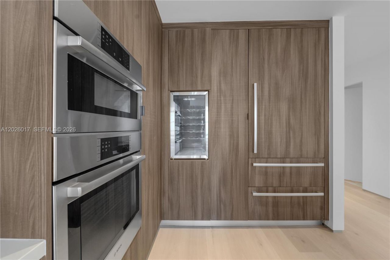 851 NE 1st Ave, Unit 4201, Miami, FL 33132 Photo