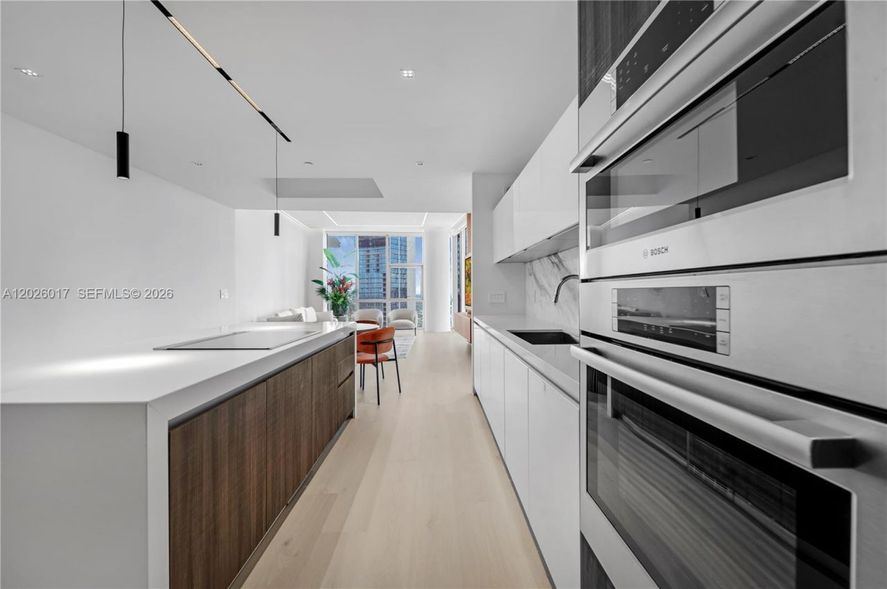 851 NE 1st Ave, Unit 4201, Miami, FL 33132 Photo