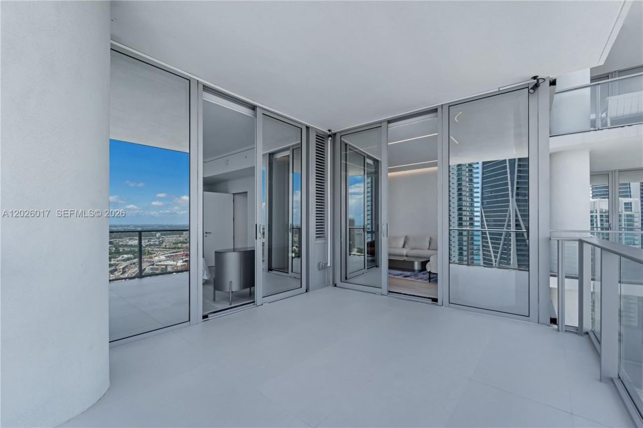 851 NE 1st Ave, Unit 4201, Miami, FL 33132 Photo