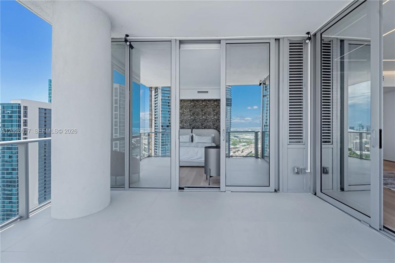 851 NE 1st Ave, Unit 4201, Miami, FL 33132 Photo