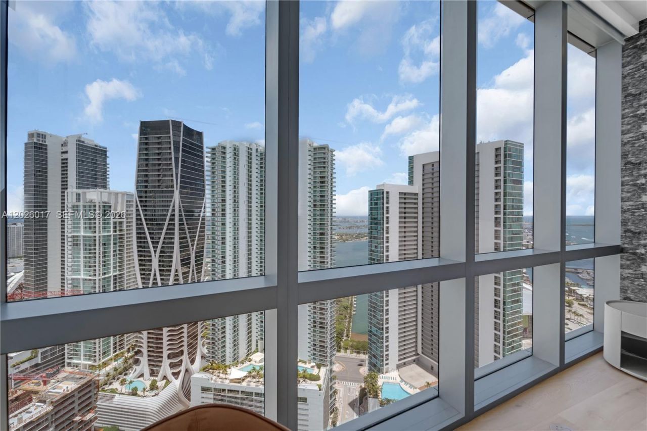 851 NE 1st Ave, Unit 4201, Miami, FL 33132 Photo