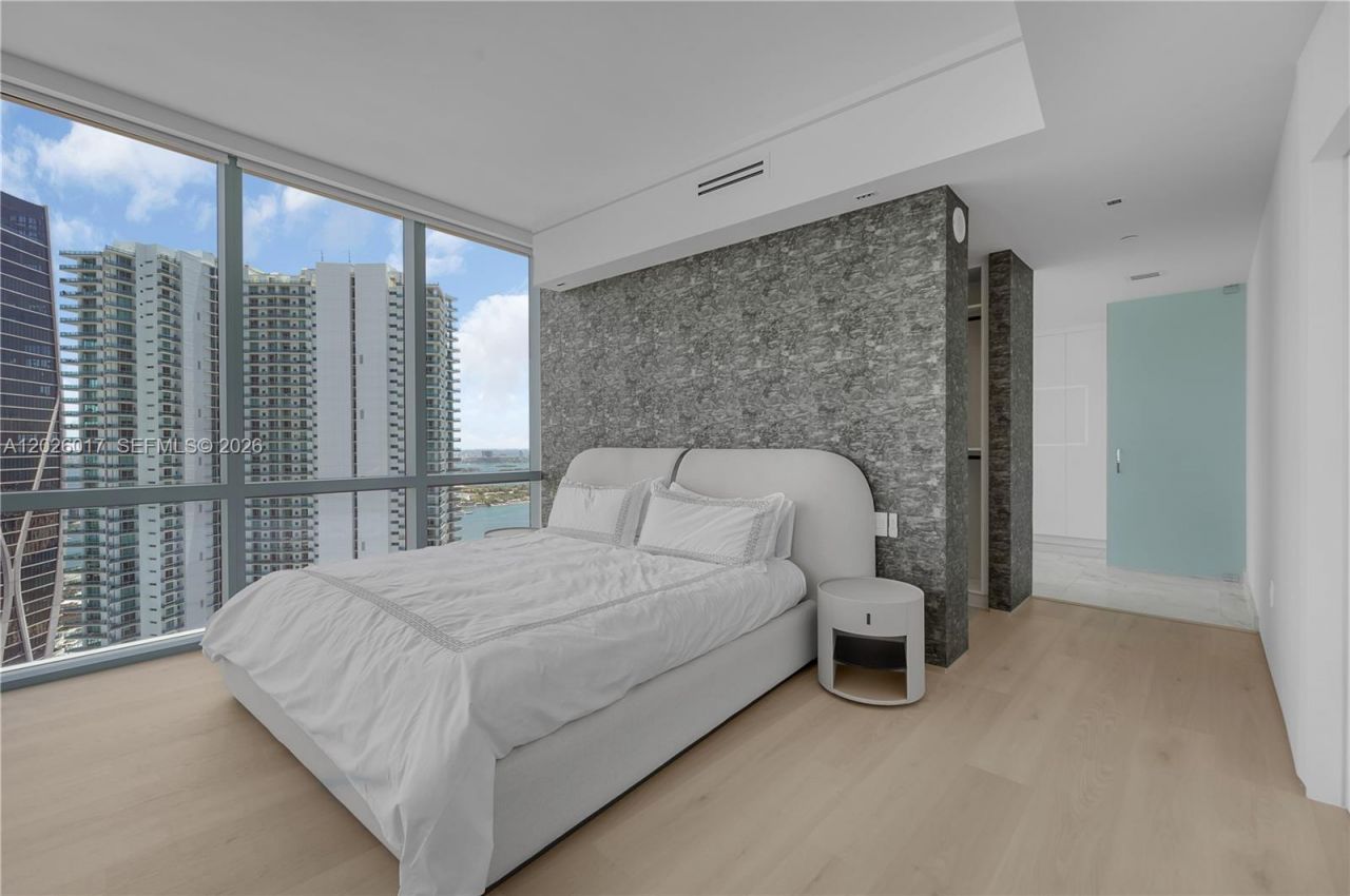 851 NE 1st Ave, Unit 4201, Miami, FL 33132 Photo