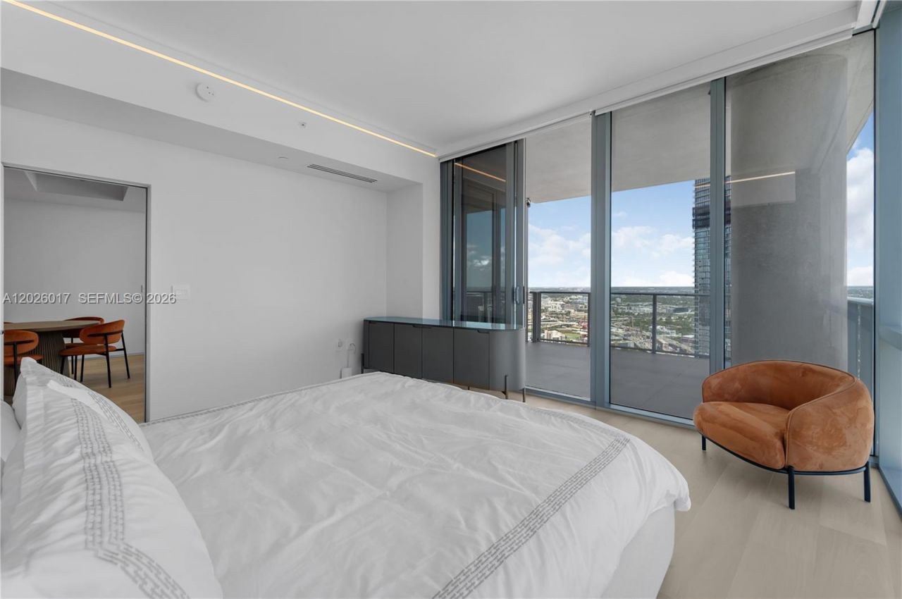 851 NE 1st Ave, Unit 4201, Miami, FL 33132 Photo