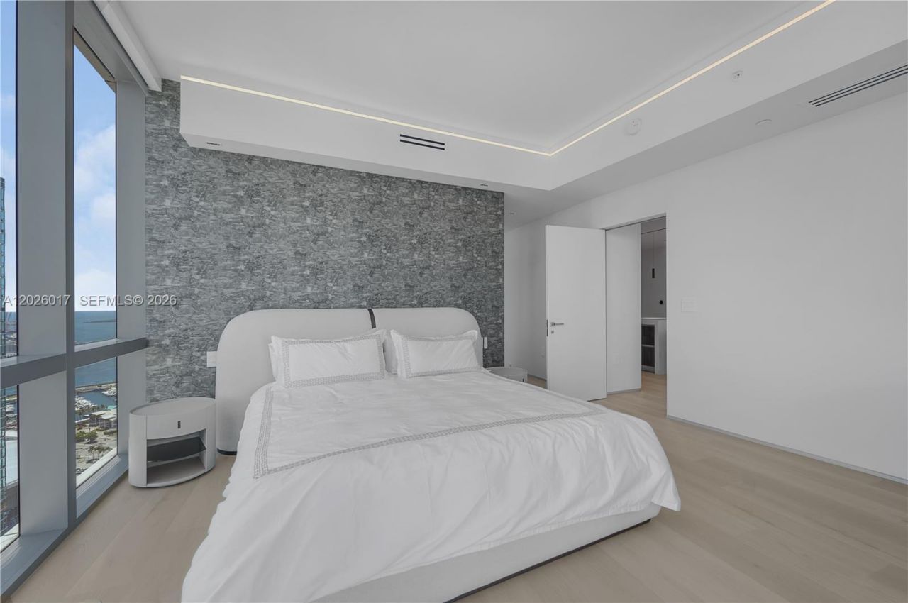 851 NE 1st Ave, Unit 4201, Miami, FL 33132 Photo