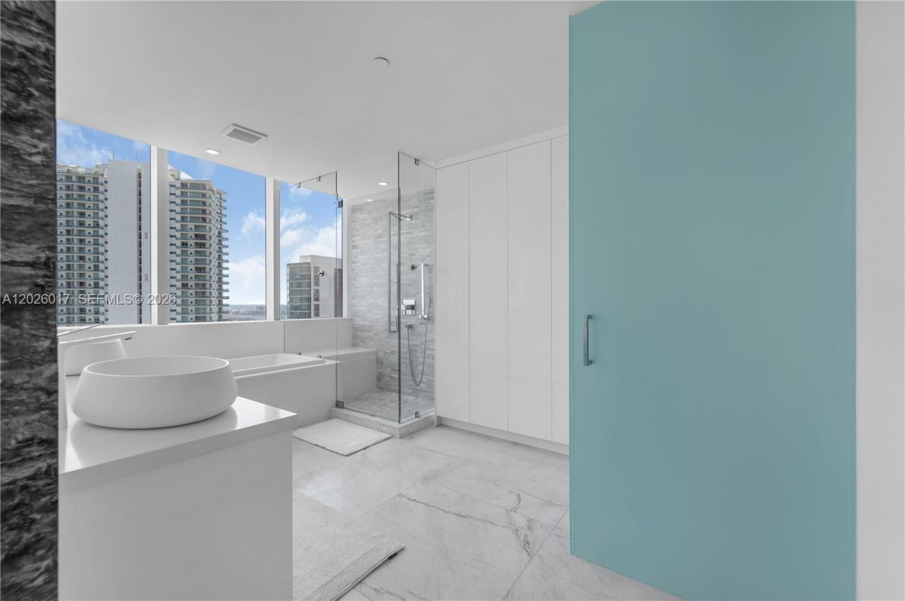 851 NE 1st Ave, Unit 4201, Miami, FL 33132 Photo