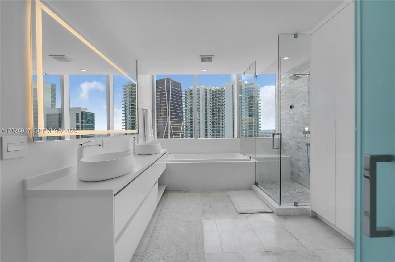851 NE 1st Ave, Unit 4201, Miami, FL 33132 Photo