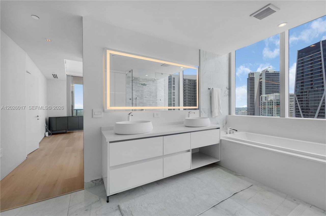 851 NE 1st Ave, Unit 4201, Miami, FL 33132 Photo