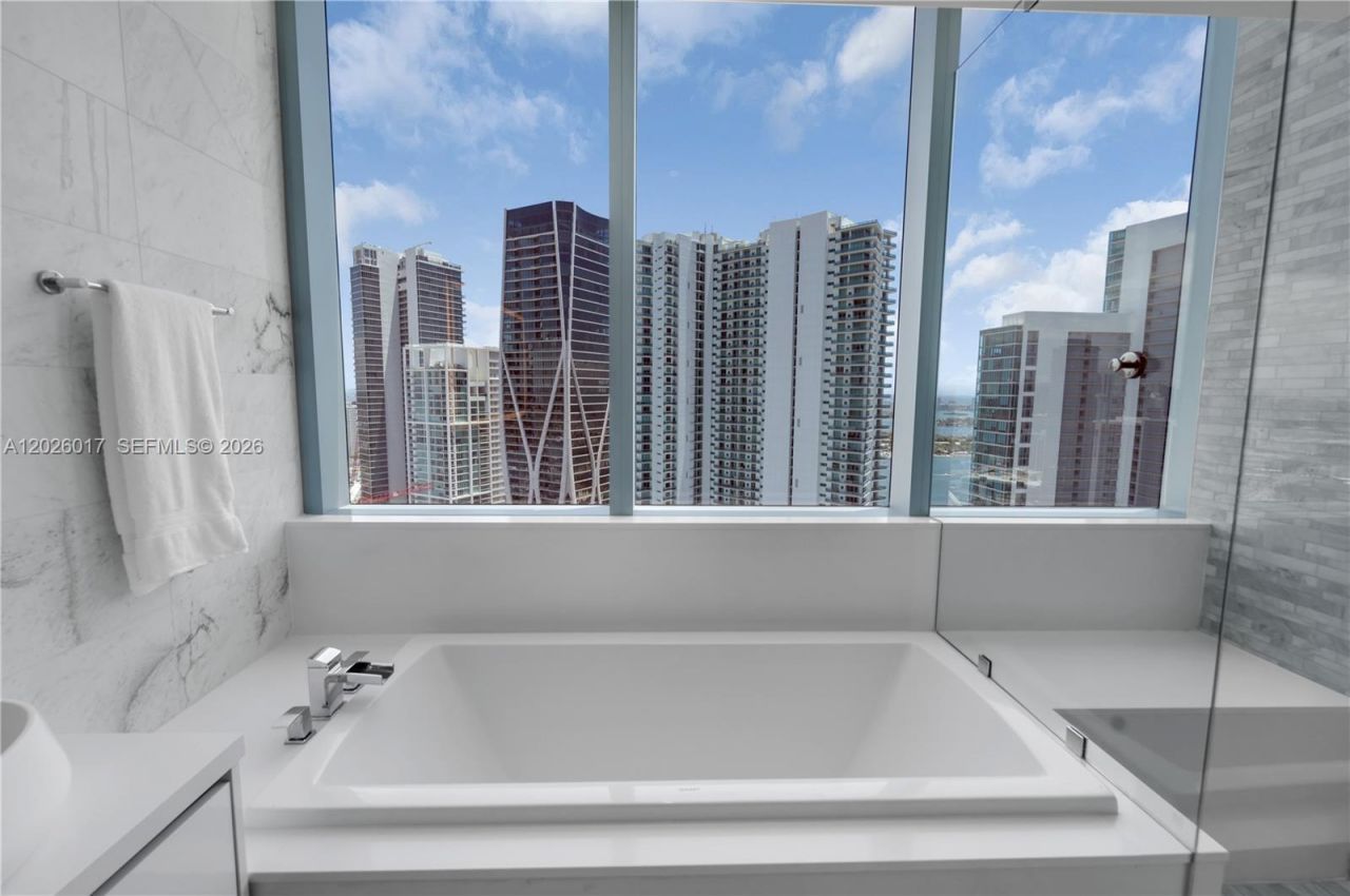 851 NE 1st Ave, Unit 4201, Miami, FL 33132 Photo