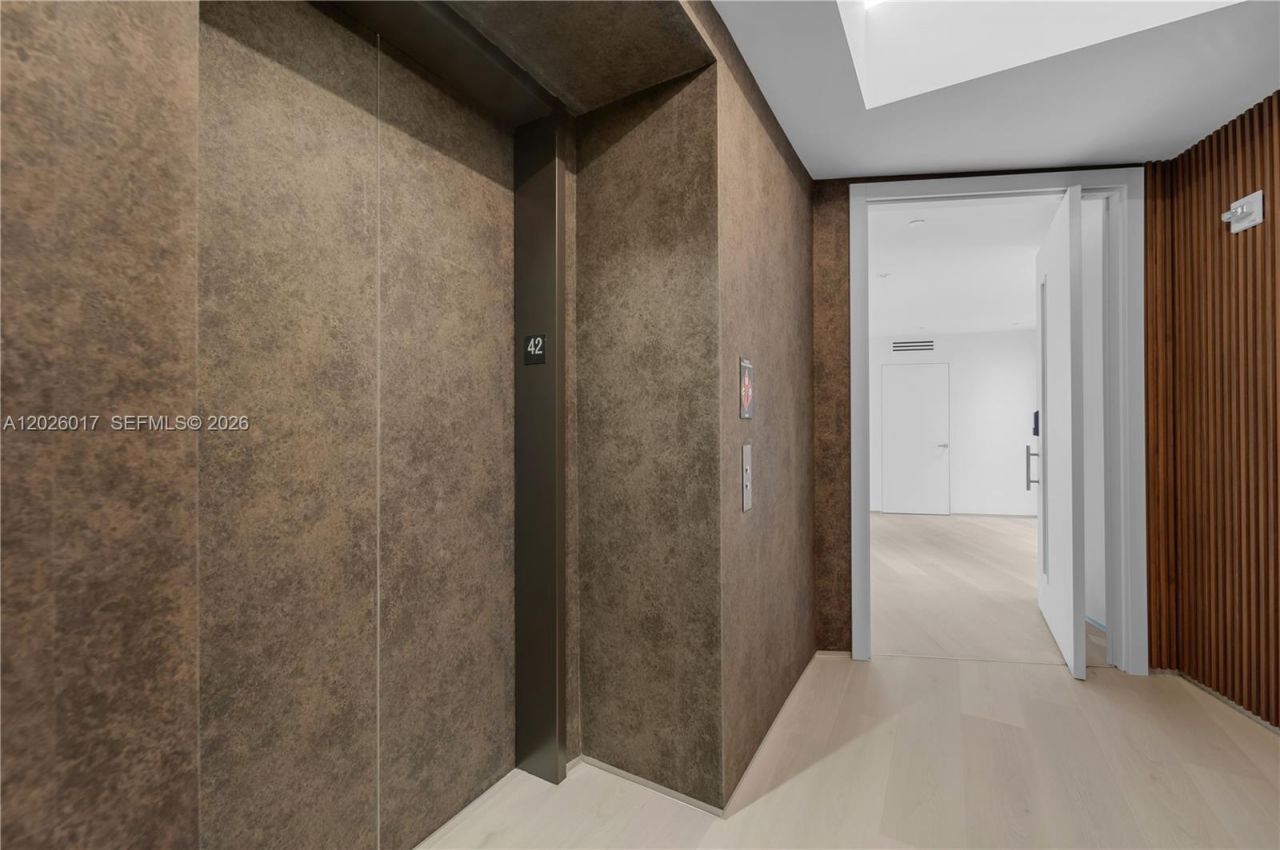 851 NE 1st Ave, Unit 4201, Miami, FL 33132 Photo