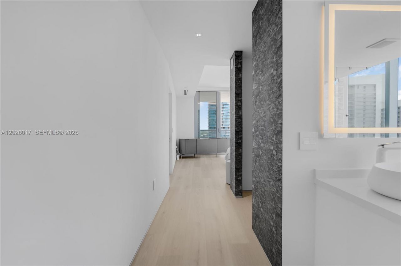 851 NE 1st Ave, Unit 4201, Miami, FL 33132 Photo