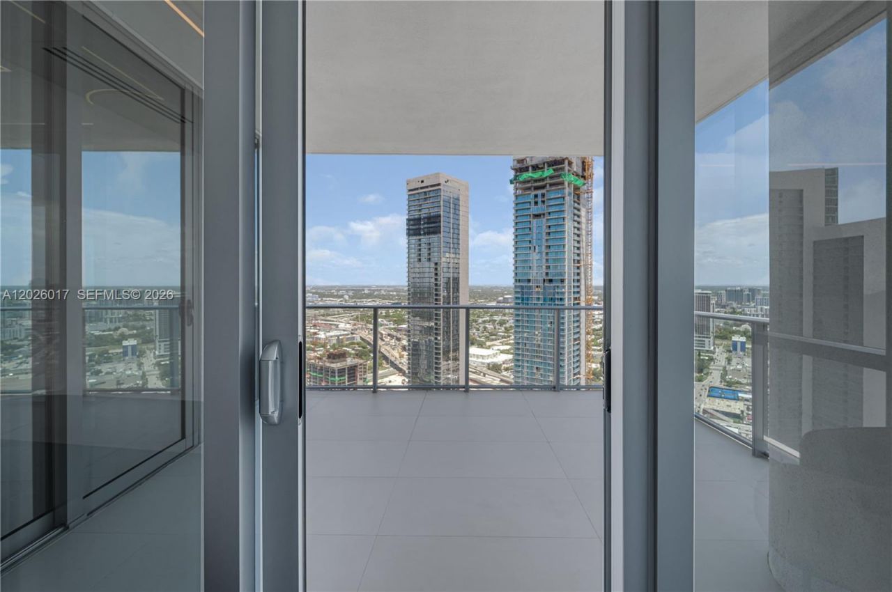 851 NE 1st Ave, Unit 4201, Miami, FL 33132 Photo