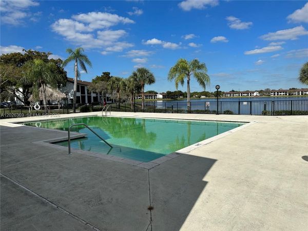 215 Lake Pointe Dr, Unit 204, Oakland Park, FL 33309