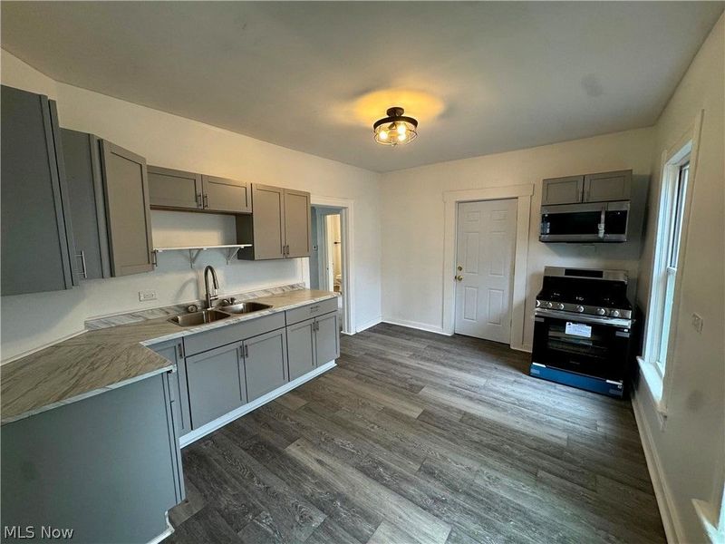 3317 Tate Avenue , Cleveland, OH 44109 Photo 10