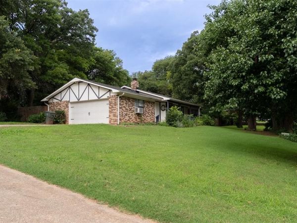 2900 W Wildwood Drive, Pauls Valley, OK 73075