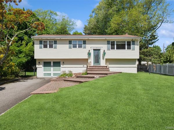 3 Bradley Court , Smithtown, NY 11787