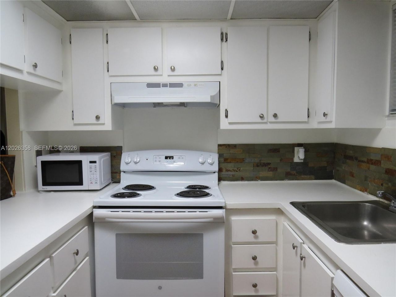 8290 Lake Dr , Unit 143, Doral, FL 33166 Photo