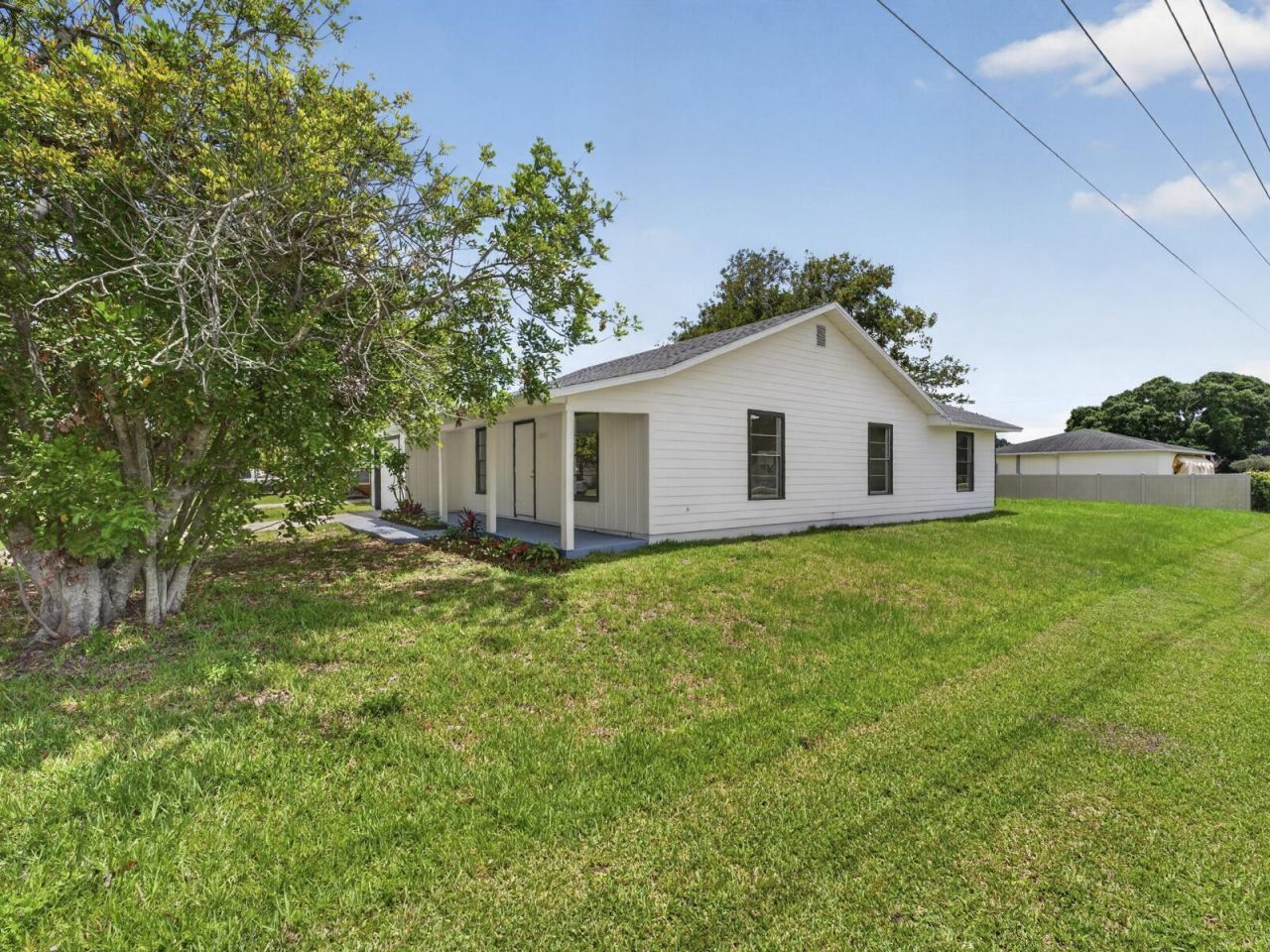 2575 1st Place, Vero Beach, FL 32962 Photo