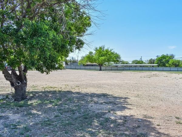 903 W Broadway , Eden, TX 76837