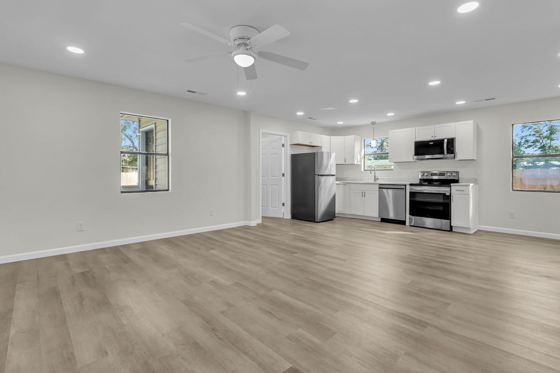 802 Royle Road Photo 3