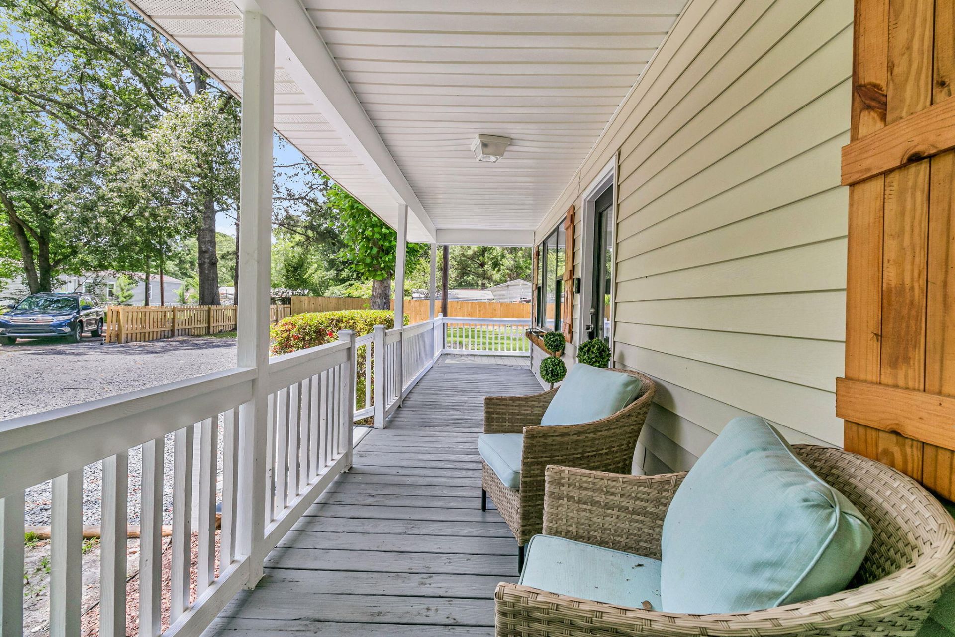 802 Royle Road Photo 3