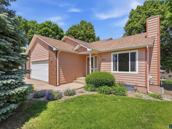 4901 S Shamrock Cir, Sioux Falls, SD 57106