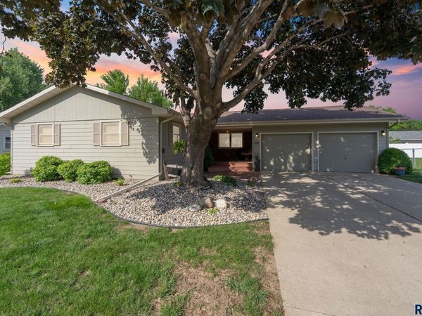 4308 S Hickory Hill Rd, Sioux Falls, SD 57103