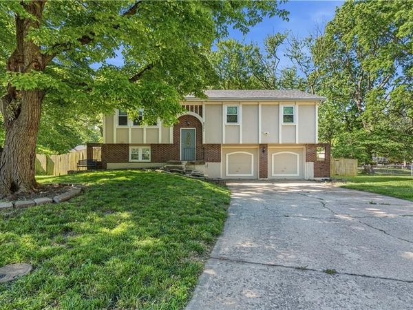 6221 ALBERVAN Street, Shawnee, KS 66216