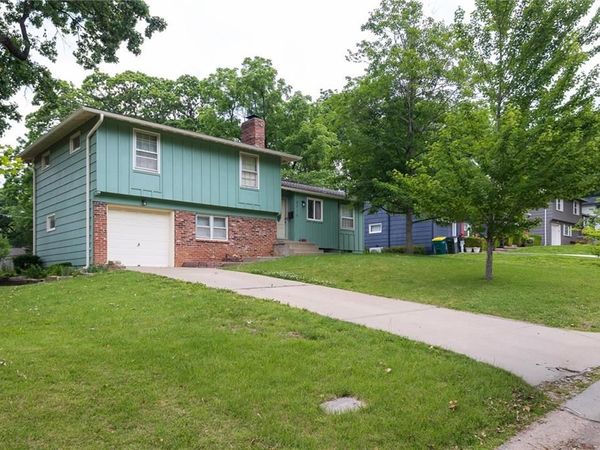 8916 W 71st Street, Overland Park, KS 66204