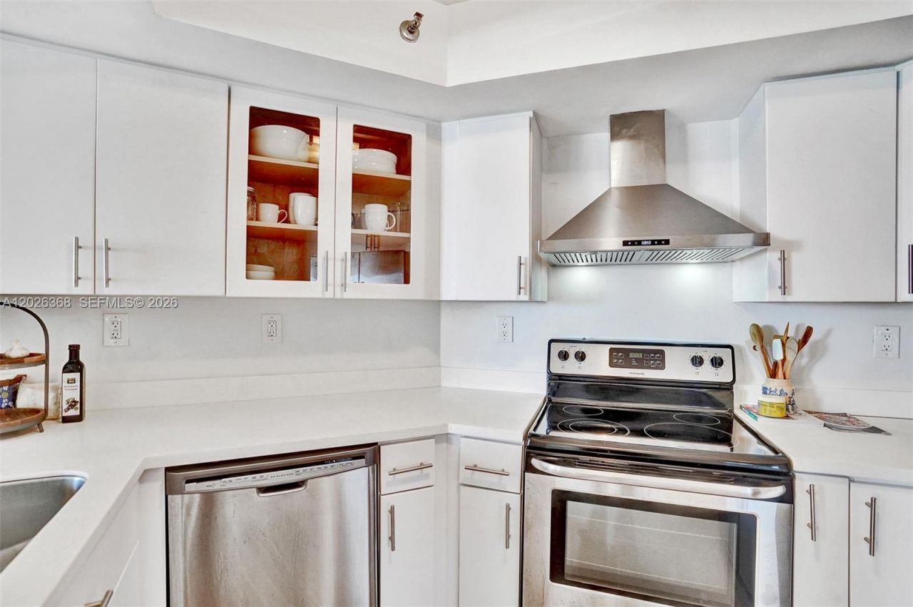 6767 Collins Ave , Unit 408, Miami Beach, FL 33141 Photo