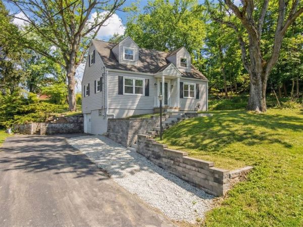6 SUFFOLK DR, Coraopolis, PA 15108