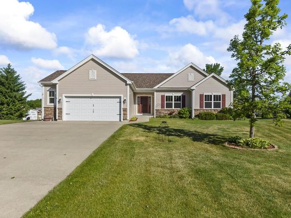 N7933 Forest DRIVE, Ixonia, WI 53036