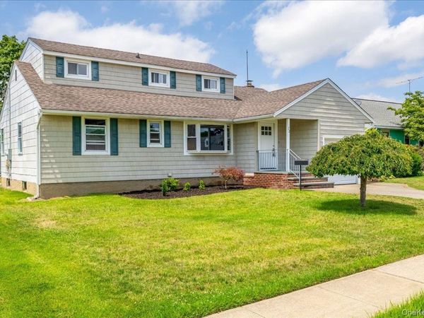 22 Scholl Drive , Farmingdale, NY 11735