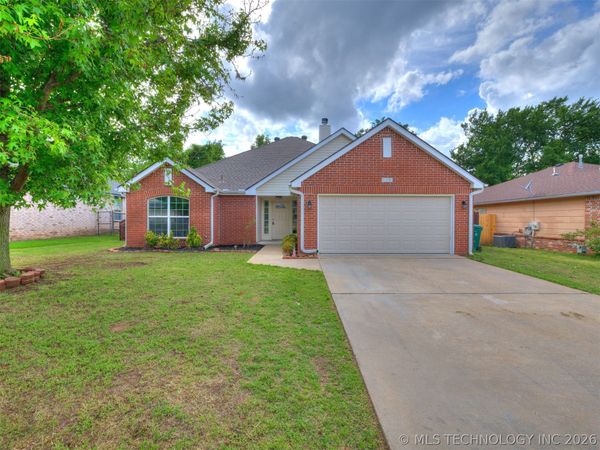 5324 S Redbud Place, Sand Springs, OK 74063
